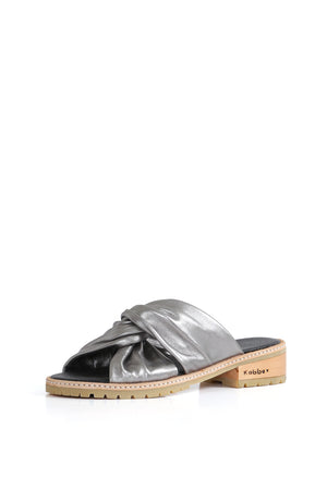 Sandalia artesanal Kebba color peltre en cuero napa y planta de madera, zapatos anatómicos