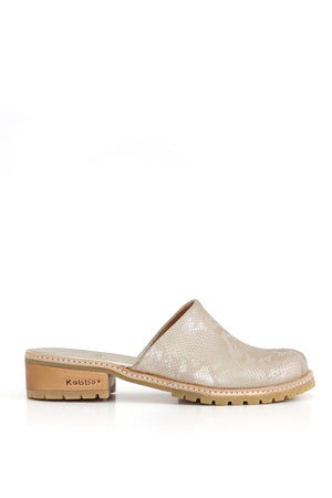 Aires Cruces níquel dorado estilo cobra sobre planta madera, zuecos Kebba oferta