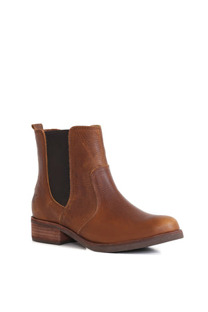 Botín artesanal Kebba Alonza Alberta Texas Alerce, cuero rústico con acabado envejecido. Taco bajo de madera y ajuste con elásticos. Imagen superior sobre fondo blanco. Piezas únicas en colecciones limitadas. Hecho a mano en Villarrica. Kebba: tradición y herencia en tus manos