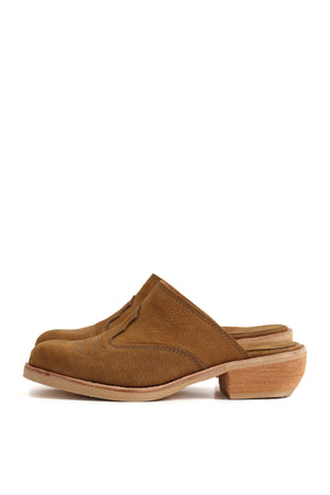 Zuecos Kebba oferta en cuero nobuk tostado con diseño mule de punta redondeada