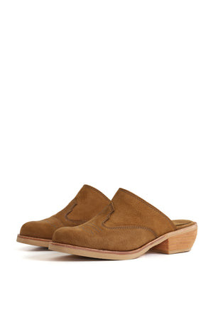 Mule artesanal tostado en nobuk con estilo clásico de los Kebba Clogs