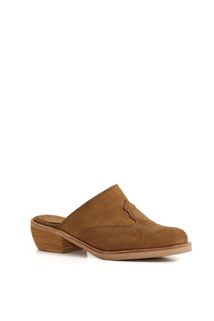 Zapatos anatómicos en cuero nobuk tostado estilo mule Kebba