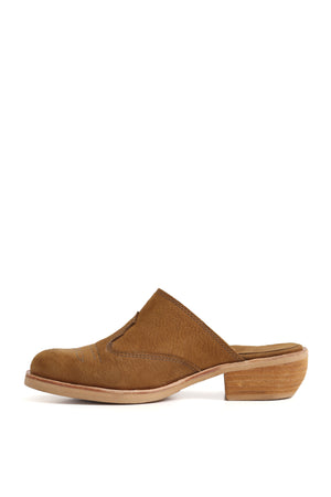 Zueco tipo mule tostado en cuero nobuk con diseño artesanal estilo Kebba Clogs