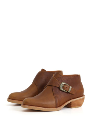 Zapatos anatómicos tostados estilo botín en cuero Texas vistos de perfil