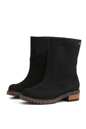 Bototo artesanal Kebba Damiano negro intenso de cuero oil con diseño sin cierre ni elástico, detalle frontal fondo blanco