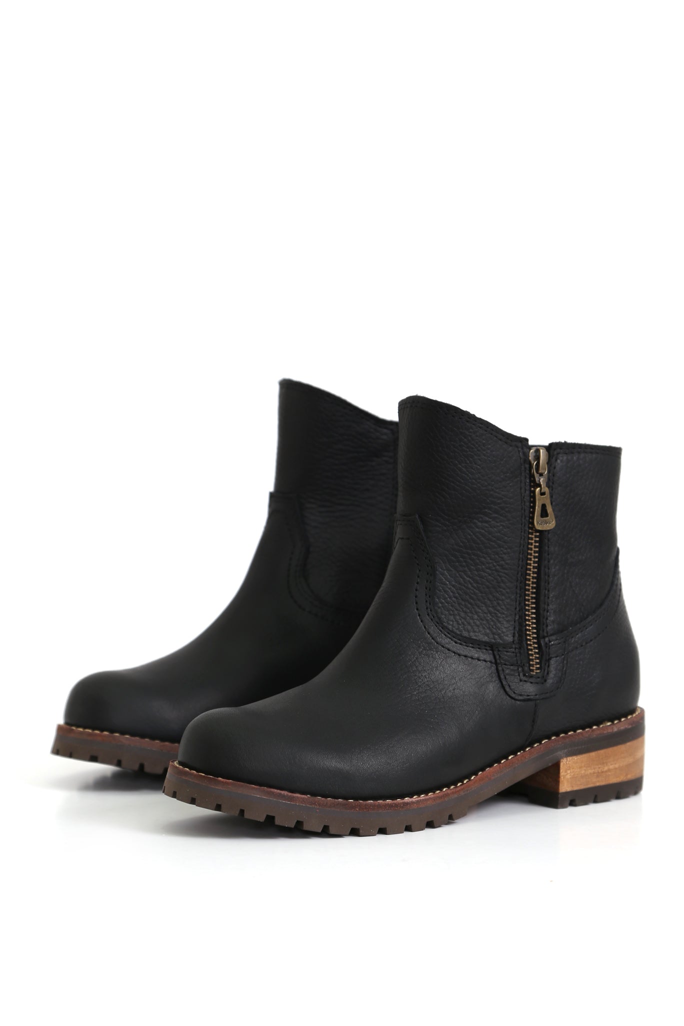Botín artesanal Kebba de cuero natural negro tipo bototo con base de madera.