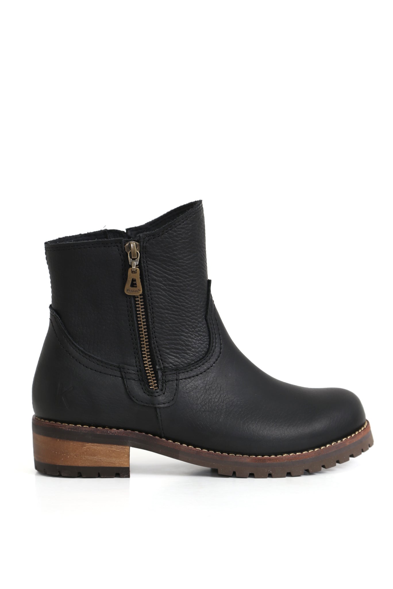 Botin Dativo Kebba en cuero negro con plataforma de madera natural.