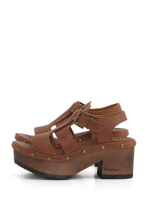 Sandalia tipo zueco BUA Bali Texas Tostado en cuero liso. Planta BUA de madera nativa con altura de 8 cm y ajuste de hebilla. Fotografía sobre fondo blanco. Piezas únicas en colecciones limitadas. Hecho a mano en Villarrica. Kebba: tradición y herencia en tus manos