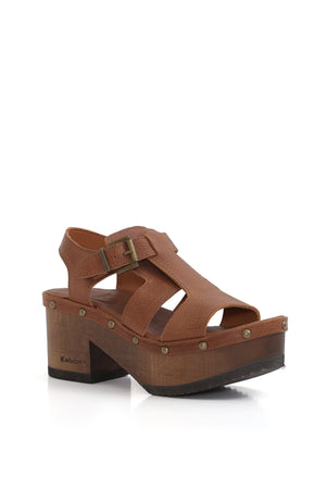 Sandalia tipo zueco BUA Bali Texas Tostado en cuero liso. Diseño con hebilla ajustable y planta de madera nativa BUA de 8 cm. Imagen frontal sobre fondo blanco. Piezas únicas en colecciones limitadas. Hecho a mano en Villarrica. Kebba: tradición y herencia en tus manos