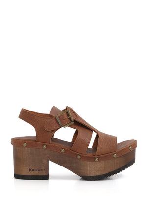 Sandalia tipo zueco Kebba BUA Bali en cuero Texas tostado. Planta de madera nativa BUA con altura de 8 cm y ajuste con hebilla. Imagen superior sobre fondo blanco. Piezas únicas en colecciones limitadas. Hecho a mano en Villarrica. Kebba: tradición y herencia en tus manos