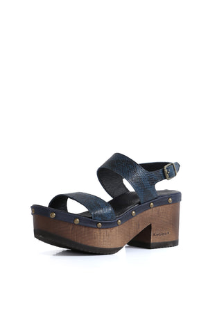 Sandalia artesanal de cuero azul textura graneada con planta anatómica, zapatos anatómicos