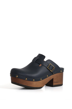 Zueco artesanal Kebba Benjamina azul con planta anatómica en madera, zapatos anatómicos