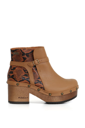 Botín artesanal BUA Bolívar Cascabel beige, mostrado sobre fondo blanco en vista superior. Plataforma anatómica de madera nativa de 8 cm, elaborado en cuero floater soft y lezard. Hecho a mano en Villarrica. Kebba: tradición y herencia en tus manos