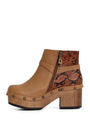 BUA Bolívar Cascabel en beige, botín exhibido sobre fondo blanco en vista trasera. Detalle de plataforma anatómica de madera nativa de 8 cm, con mezcla de cueros floater soft y lezard. Hecho a mano en Villarrica. Kebba: tradición y herencia en tus mano