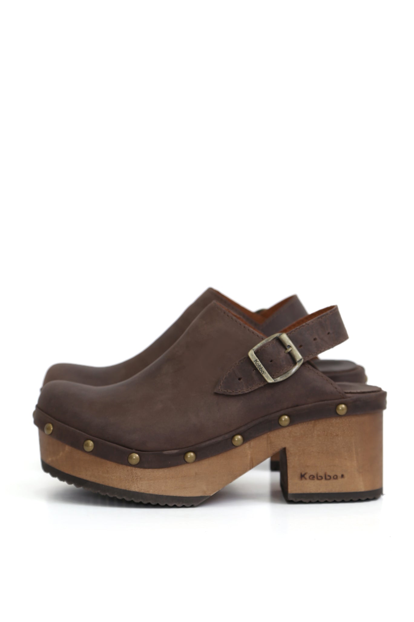 Zueco artesanal Kebba color chocolate y base de madera.