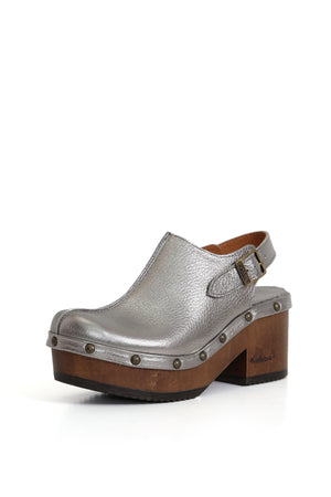 Kebba Clogs peltre en cuero floater con talón abierto y hebilla envejecida