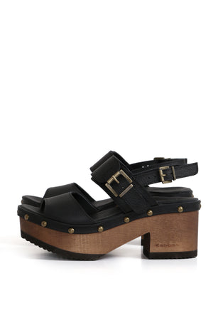 Sandalia plataforma BUA Etiopía Texas Negro en cuero liso con hebillas ajustables en empeine y talón. Planta BUA de 8 cm en madera tepa, diseño robusto y artesanal. Fotografía sobre fondo blanco. Hecho a mano en Villarrica. Kebba: tradición y herencia en tus manos