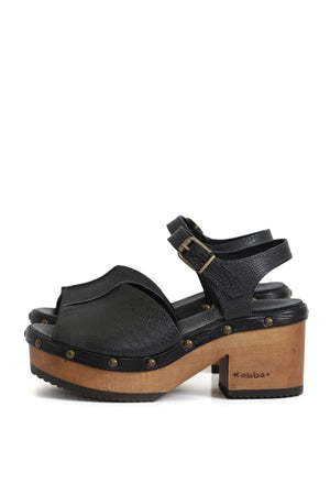 Zuecos de mujer para vestir negros con textura reptil y base de madera