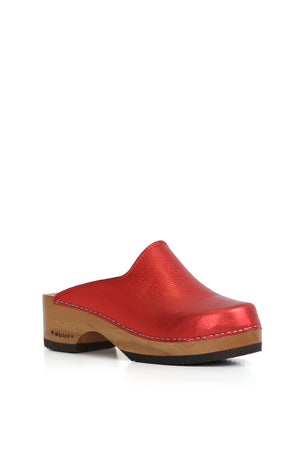 Zapatos anatómicos de cuero rojo artesanal con taco bajo de madera.