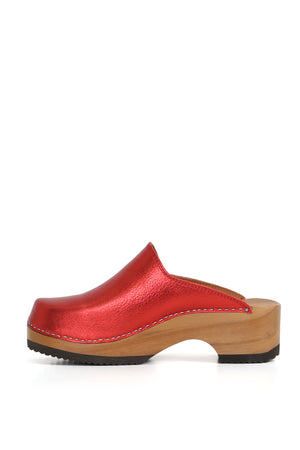 Kebba Clogs color rojo metálico de cuero floater y suela anatómica.