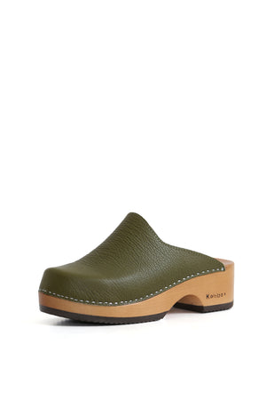Zuecos Kebba oferta en cuero verde loden con textura natural y suela de madera.