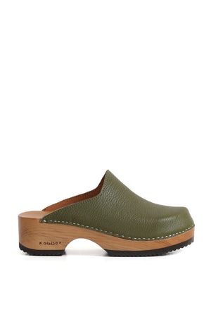 Zapatos anatómicos de cuero verde artesanal con diseño cómodo y duradero.