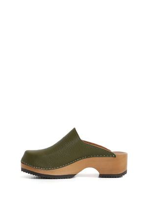 zuecos artesanales verdes hechos a mano por Kebba con planta anatómica.