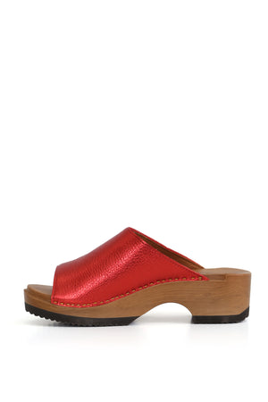 Zuecos artesanales de mujer Nicanor Floater Rojo, cuero metálico con ajuste cómodo y planta anatómica, fondo blanco