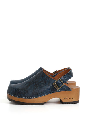 Zuecos artesanales azules con adorno cascabel y diseño clásico Kebba