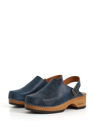 Kebba Clogs azules con accesorio metálico tipo cascabel