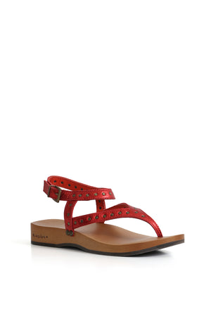 Sandalia roja estilo T con tachas y hebilla; base de madera tepa 3,5 cm; perfil limpio. zapatos anatómicos