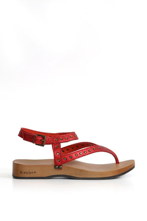 Kebba sandalia roja de dedo con tachas, hebilla lateral y base DK en tepa 3,5 cm, vista lateral. zapatos anatómicos