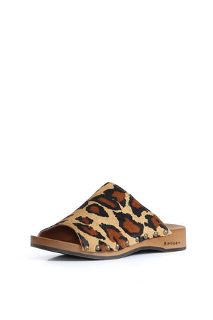 Sandalia baja Dolores color beige en cuero pantera con planta DK anatómica