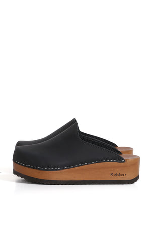 Zuecos de mujer para vestir Cloc West Negro en cuero opaco con planta anatómica de madera 5 cm, fondo blanco