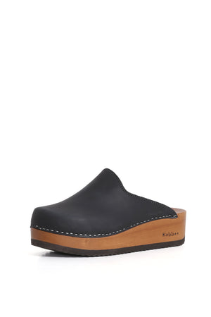 Kebba Clogs Cloc West Negro, zuecos de cuero West opaco y graso con planta anatómica de madera, fondo blanco