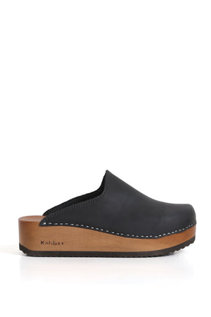 Zapatos anatómicos Kebba Cloc West Negro, cuero West natural y planta de madera nativa, fondo blanco