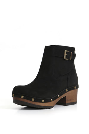 Botín KEBBA Lucas Oil Negro, con detalle de correa superior. Muestra la plataforma o taco de madera de 6 cm, característico del diseño LOICA.