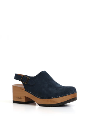 Zuecos de mujer Noelia Indigo, sandalia artesanal de cuero azul con planta anatómica Loica, vista superior fondo blanco