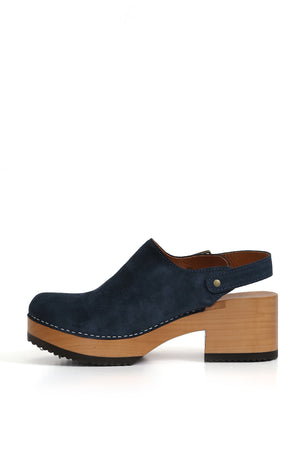 Zuecos artesanales de mujer Noelia Indigo, diseño azul índigo hecho a mano con planta Loica 6 cm, fondo blanco