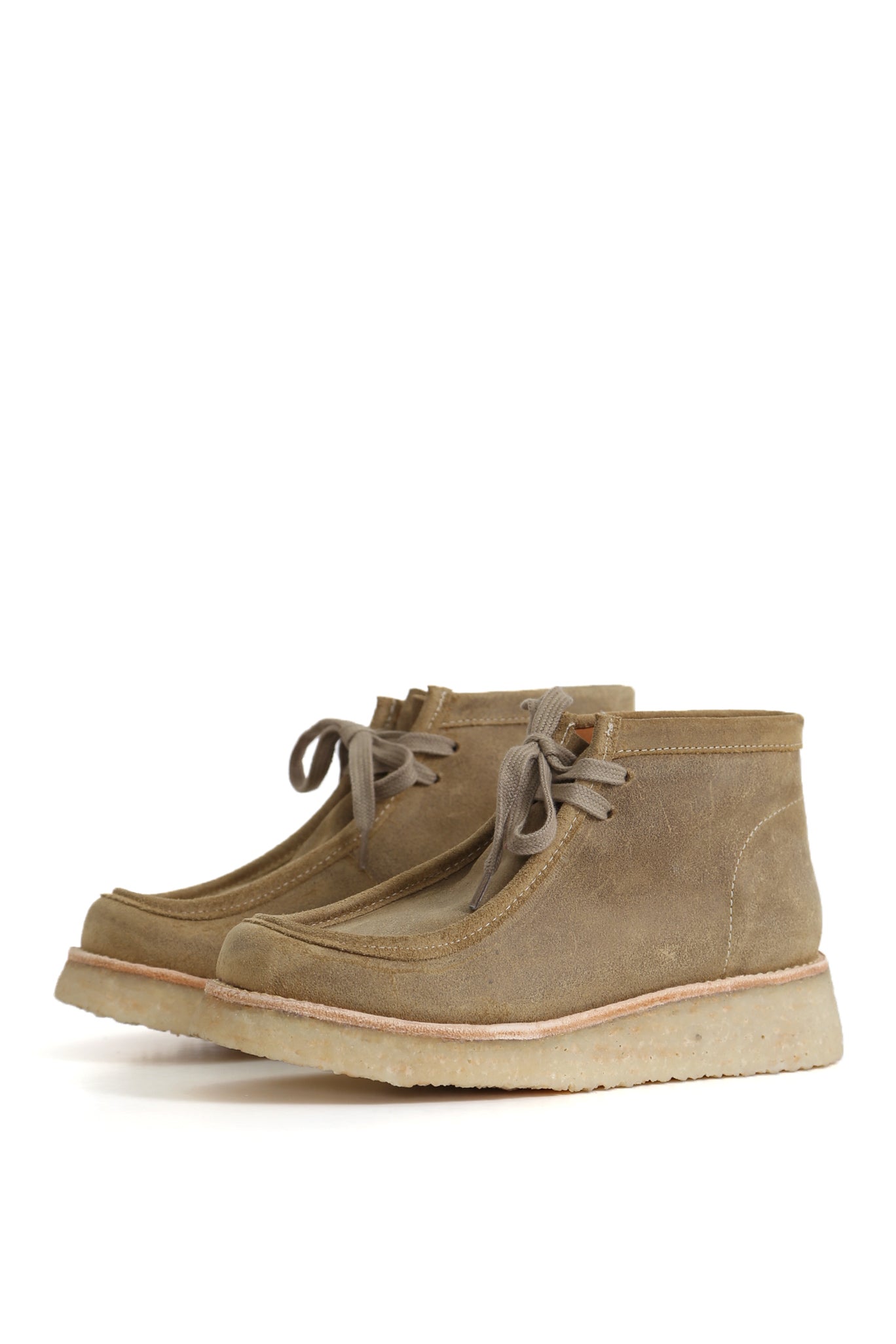Wallabee Kebba en gamuza arena, caña al tobillo y costura moc; suela crepé texturada. Kebba Clogs