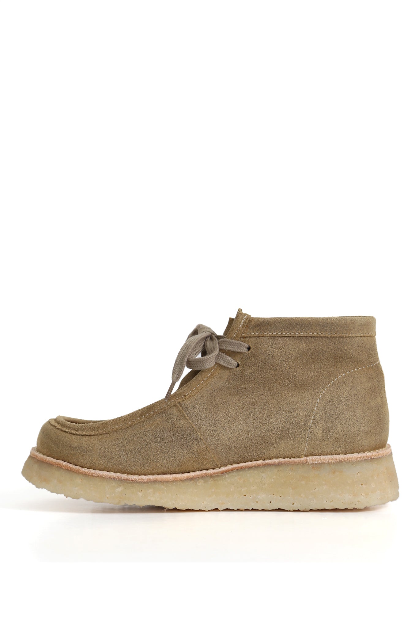 Detalle suela crepé clara y costura moc del botín en gamuza tono tierra, amarre por cordones. zuecos Kebba oferta