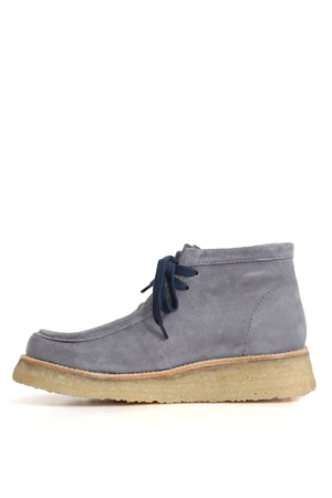 botín wallabee gris perla en renobuk con cordones azules y suela crepé, vista lateral. zapatos anatómicos