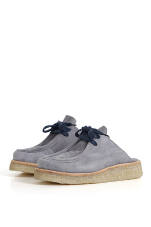 Zuecos artesanales renobuk perla, destalonados con suela crepé, ángulo tres cuartos.