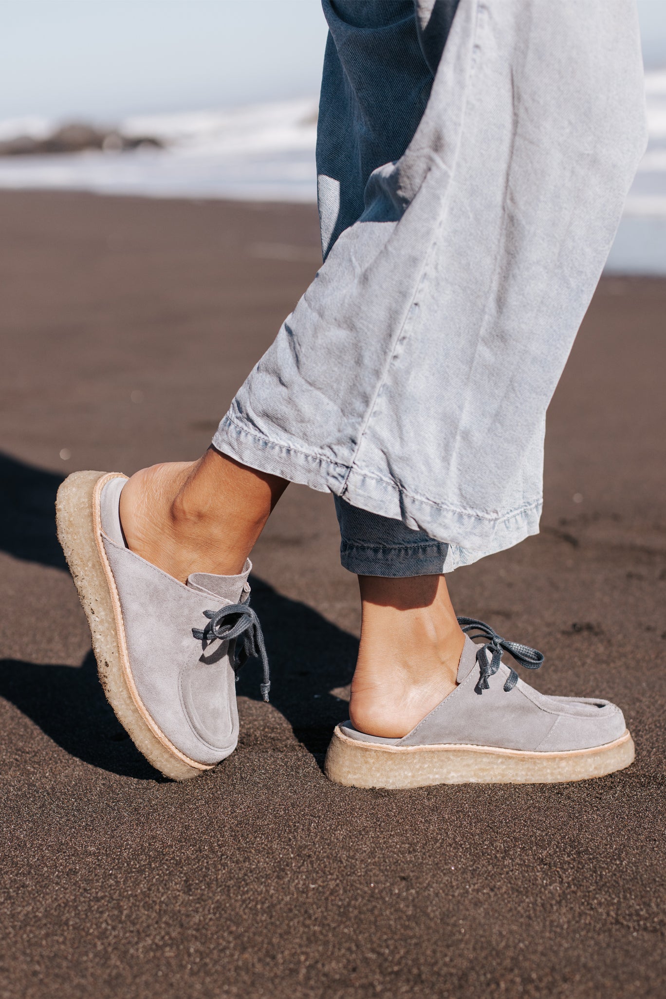 Perfil en renobuk gris perla con cordones, suela crepé, taco 5,5 cm, zapatos anatómicos.