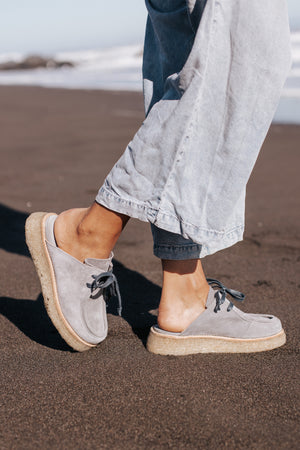 Perfil en renobuk gris perla con cordones, suela crepé, taco 5,5 cm, zapatos anatómicos.