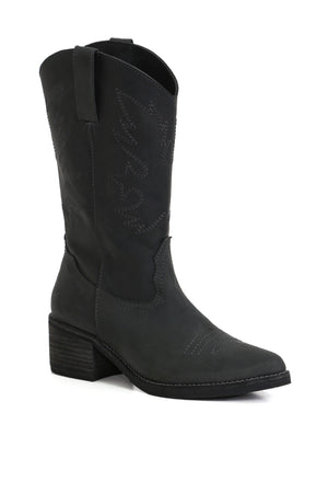 Bota Nicolasa Nacho West negra en cuero graso con diseño artesanal sin cierre y suela anatómica, detalle lateral fondo blanco