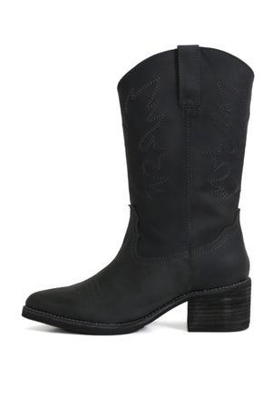 Bota artesanal Nicolasa Nacho West negra en cuero graso opaco con planta Nicolasa y taco anatómico 5 cm, detalle elegante fondo blanco