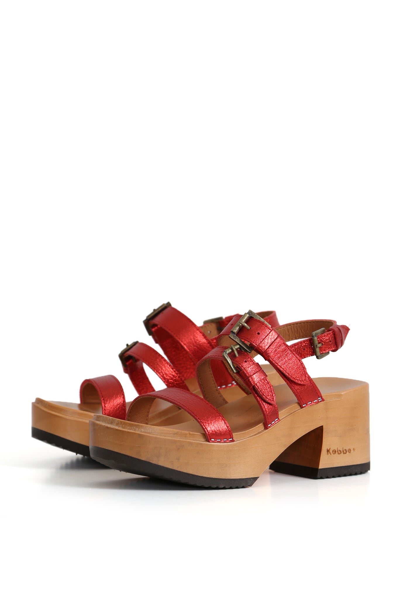 3. Zapatos anatómicos Kebba color rojo con diseño artesanal y triple hebilla.