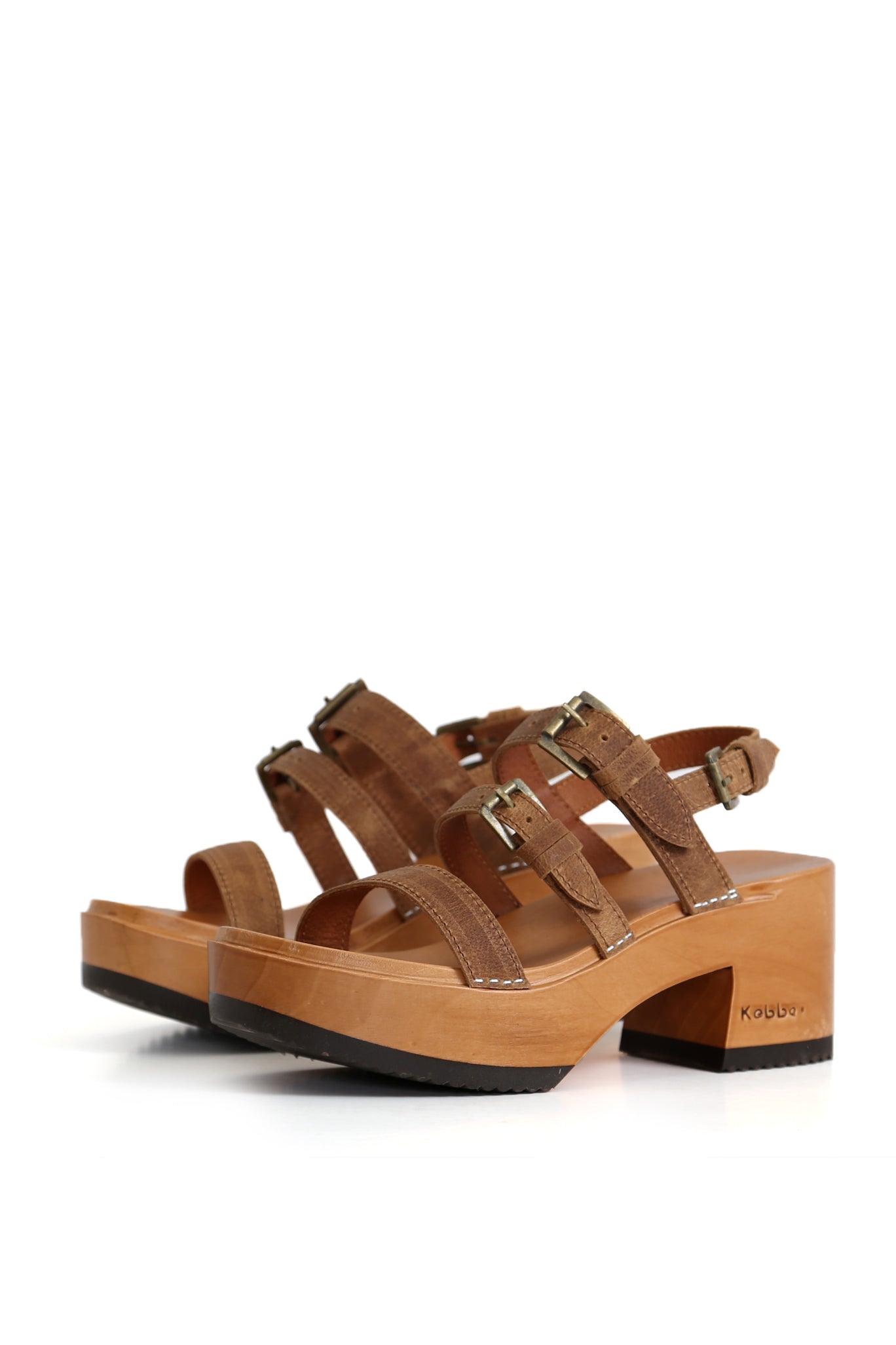 4. Zuecos Kebba oferta color sierra con base de madera artesanal y triple hebilla.