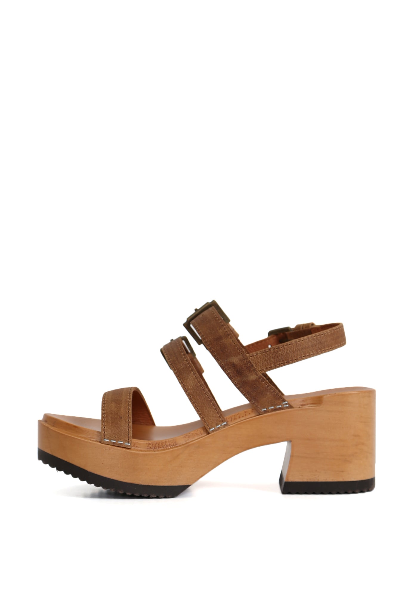 2. Sandalia artesanal marrón de cuero Gaucho con base anatómica Kebba Clogs.